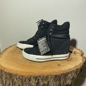 CONVERSE black and white new in box